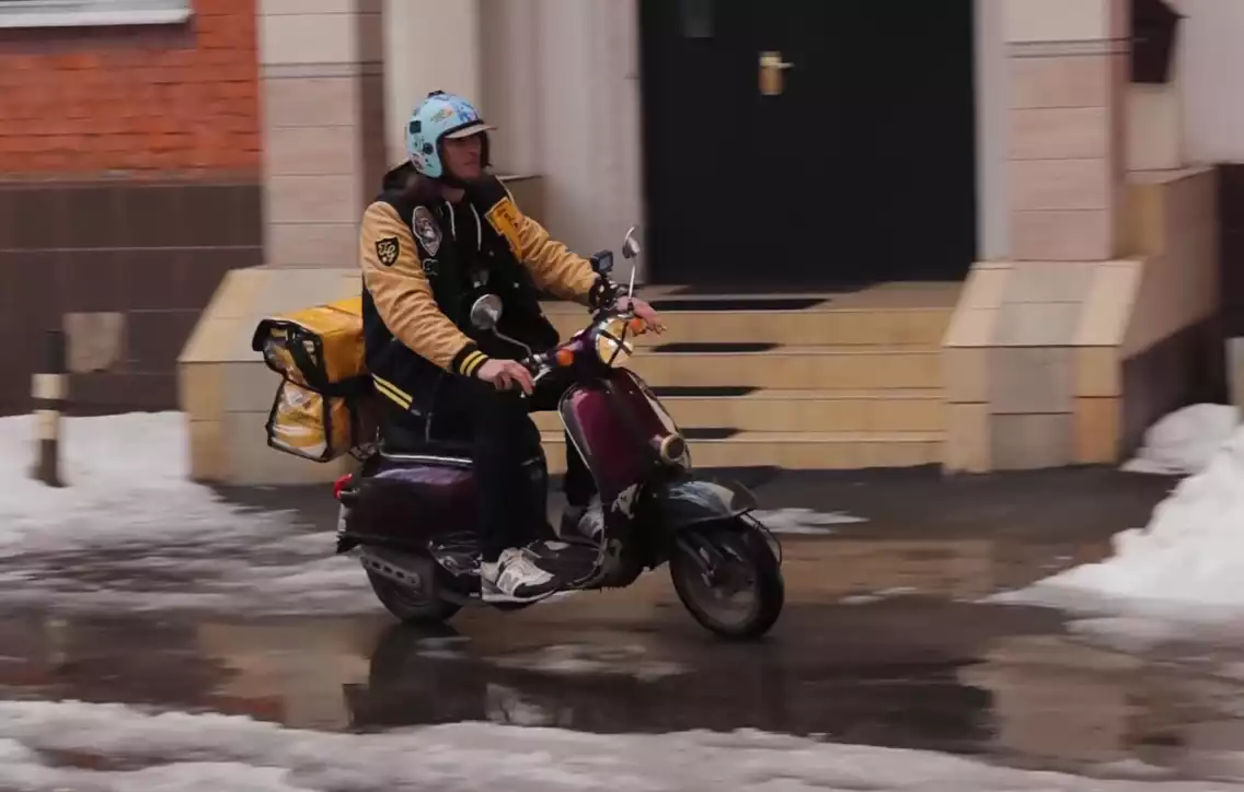 Курьер с заказом еды и продуктов