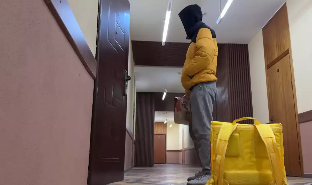 Курьер передаёт заказ